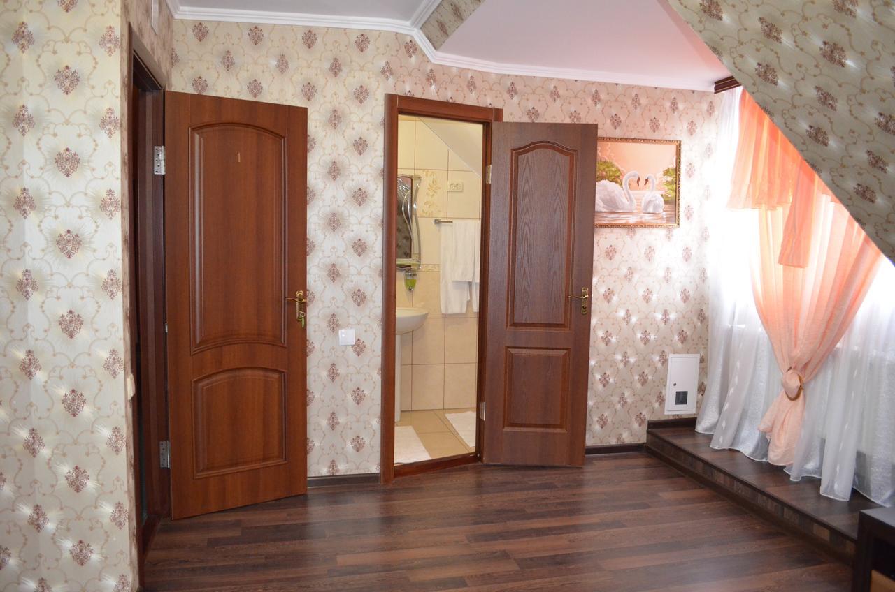 Hotel Fiyesta Starokostyantyniv Bagian luar foto