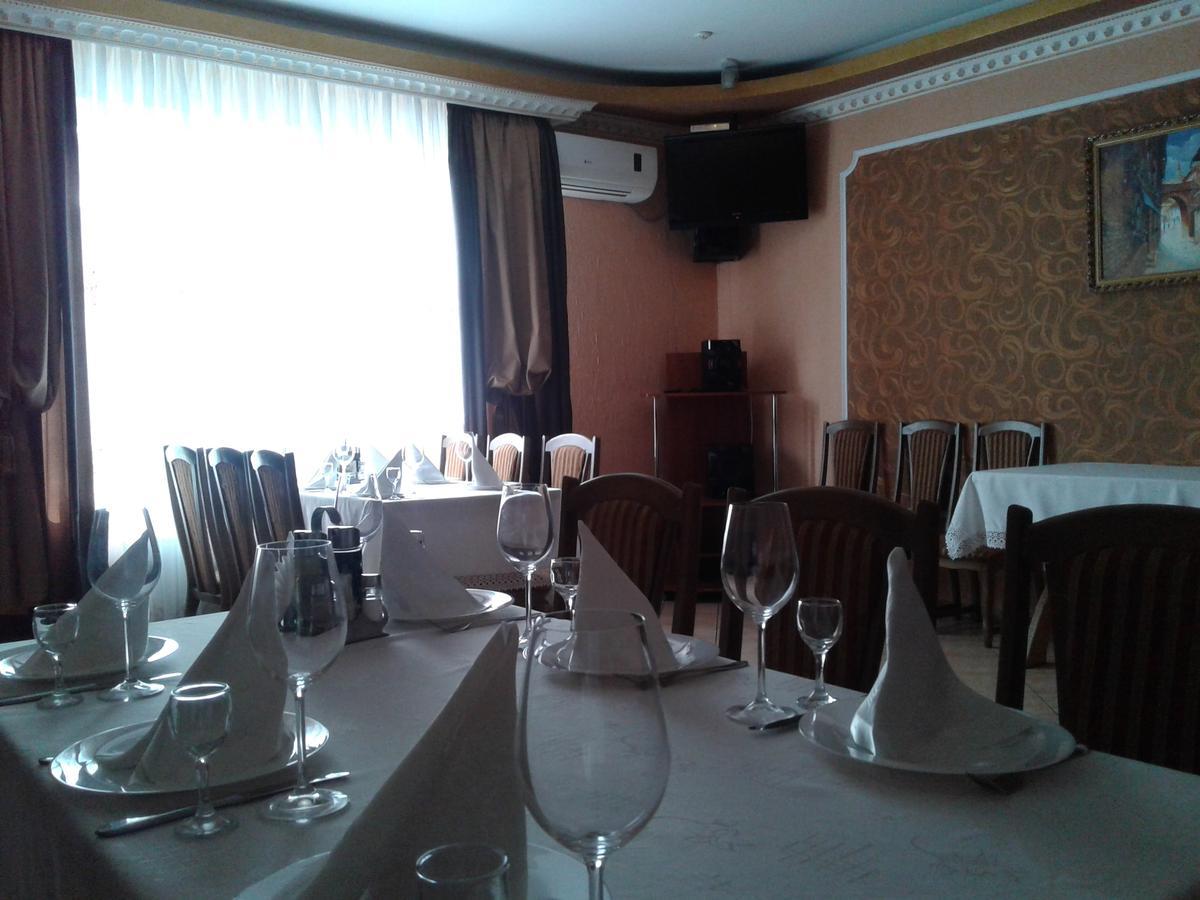 Hotel Fiyesta Starokostyantyniv Bagian luar foto